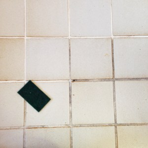 Fliesenfugen reinigen