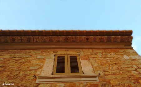 bemalte Dachschindeln an Haus in Santanyí, Mallorca