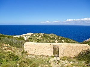 Friedhof von Cabrera mit Blick auf Mallorca