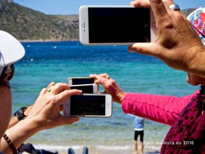 Ein normales Bild - 4 Handies beim fotografieren