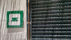 Kaffeeschild neben Persiana - die Prio ist klar