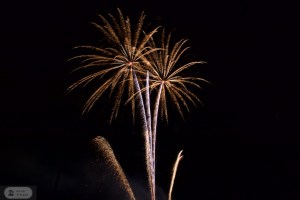 Feuerpalmen am Nachthimmel beim Sant Jaume 2017 Feuerwerk