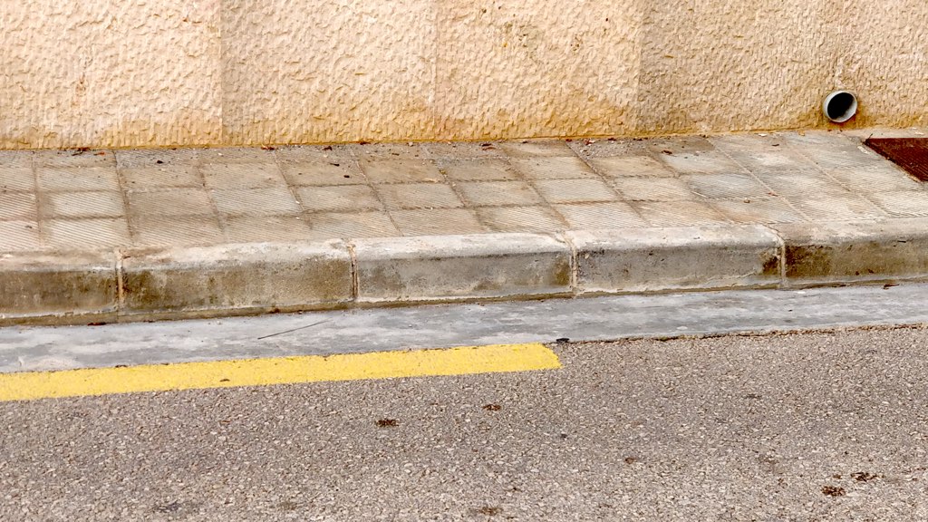 Strassenmarkierung Mallorca gelber Streifen