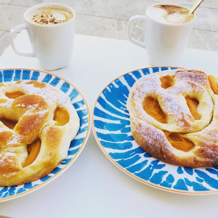 ensaimada mit kaffee im Rayaworx
