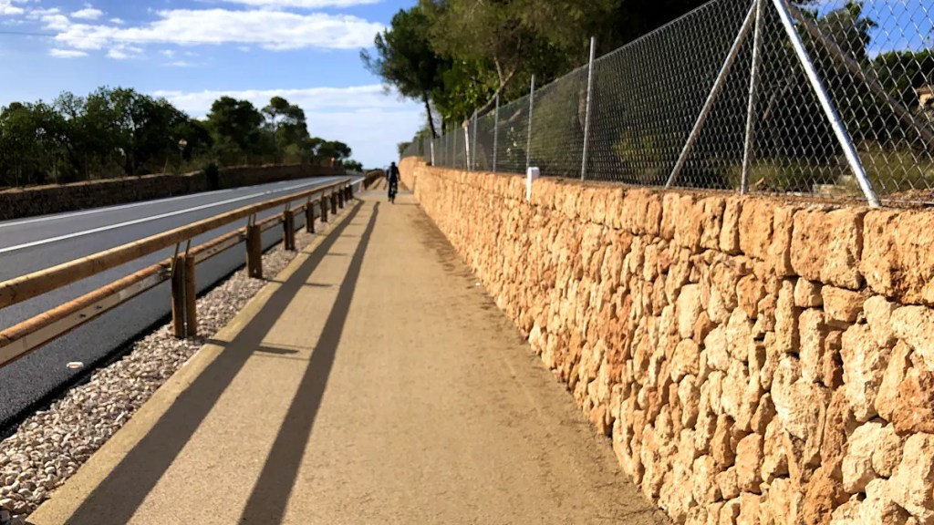 Abtrennung zwischen Radweg und Strasse