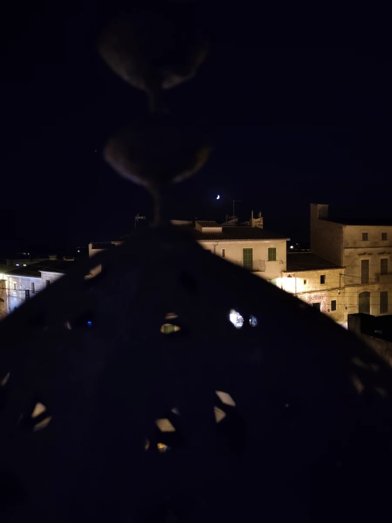 Mondsichel über Häuser