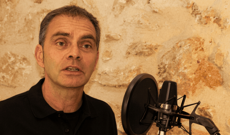 Rainer Lies Mal Vor Podcast Studio im Coworking Space mit Rainer